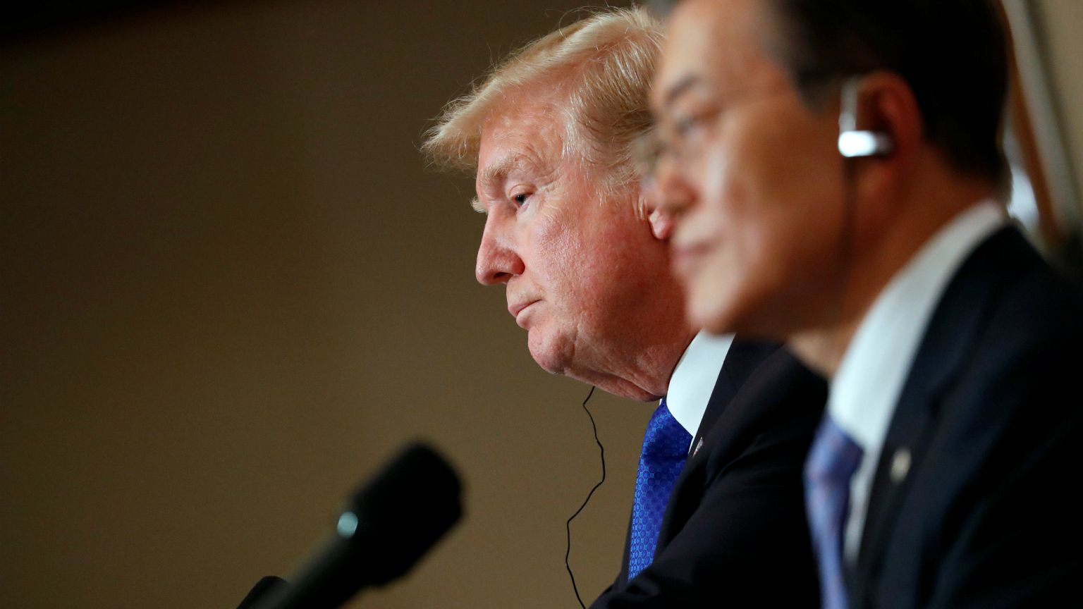 Trump Güney Kore'de: Savaş uçaklarımız ve denizaltılar ateş etme pozisyonunda