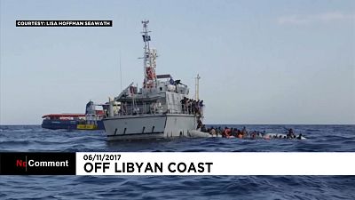 فرار پناهجویان از گارد ساحلی لیبی در دریای مدیترانه