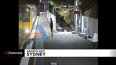 مردی که در کسری از ثانیه در ایستگاه قطار از مرگ رهید