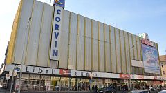 Lebontják a Corvin-áruház fémhomlokzatát
