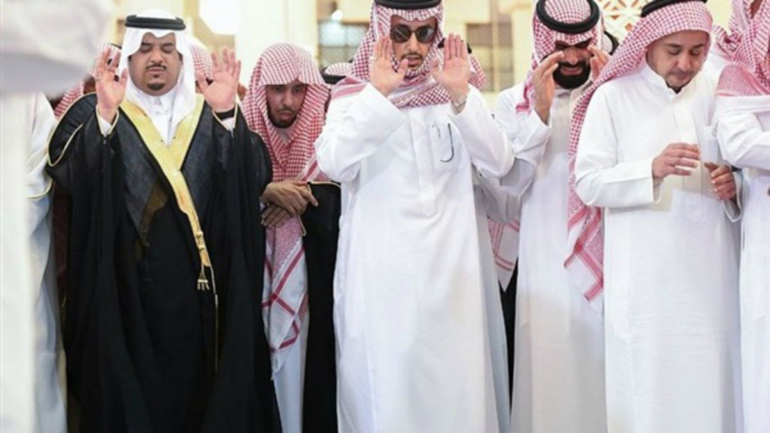 في ظهور نادر محمد بن نايف يشارك في جنازة الأمير منصور بن مقرن
