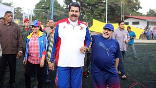 بالفيديو: مارادونا يخوض مقابلة كرة قدم مع الرئيس الفنزويلي
