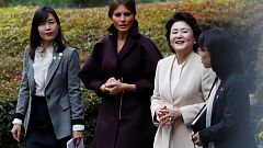 Melania Trump şıklığıyla göz doldurdu