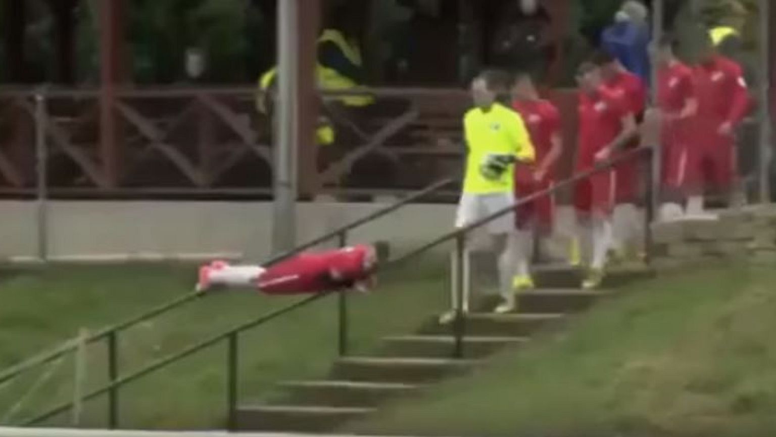 Sahaya tırabzanlardan kayarak inen futbolcu sosyal medyayı salladı