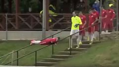 Sahaya tırabzanlardan kayarak inen futbolcu sosyal medyayı salladı