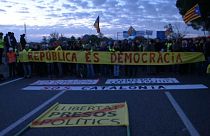 Milhares sairam à rua em protesto na Catalunha e bloquearam estradas da região