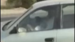 طفل في الثامنة يقود سيارة على الطريق السريع في السعودية