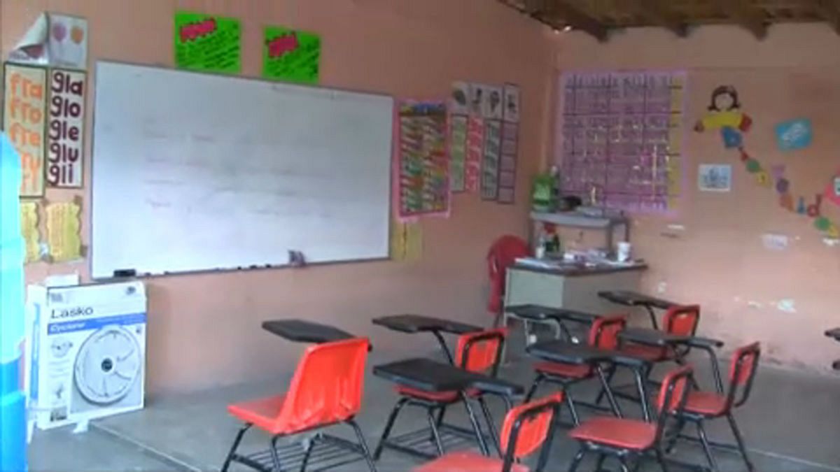El narco echa el candado a cientos de escuelas en México