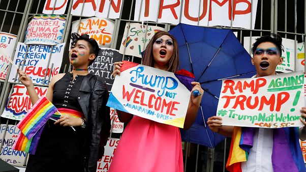 Mulheres filipinas não dão as boas vindas a Trump Mulheres filipinas não dão as boas vindas a Trump