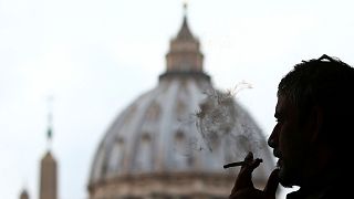 El papa Francisco prohíbe el tabaco en el Vaticano, la OIT corta lazos con las tabacaleras
