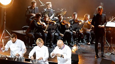 Zenével főztek: hatalmas lakomát csaptak a párizsi Trianon színházban