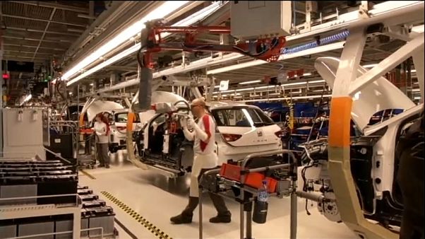 Bruselas más optimista que el Gobierno sobre la economía española Bruselas más optimista que el Gobierno sobre la economía española