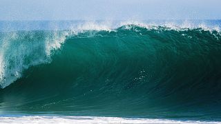 Un surfista se rompe la espalda al intentar domar una ola de 18 metros en Nazaré