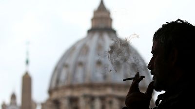 Le pape interdit la vente de cigarettes au Vatican