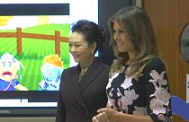 Melania Trump e Ping Liyuan visitam escola primária