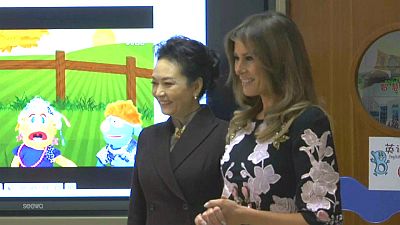 Melania Trump e Ping Liyuan visitam escola primária