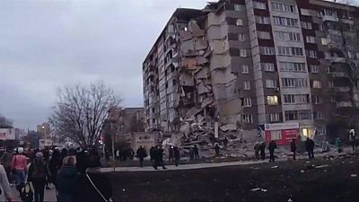 Leomlott egy kilencemeletes épület sarokrésze Oroszországban