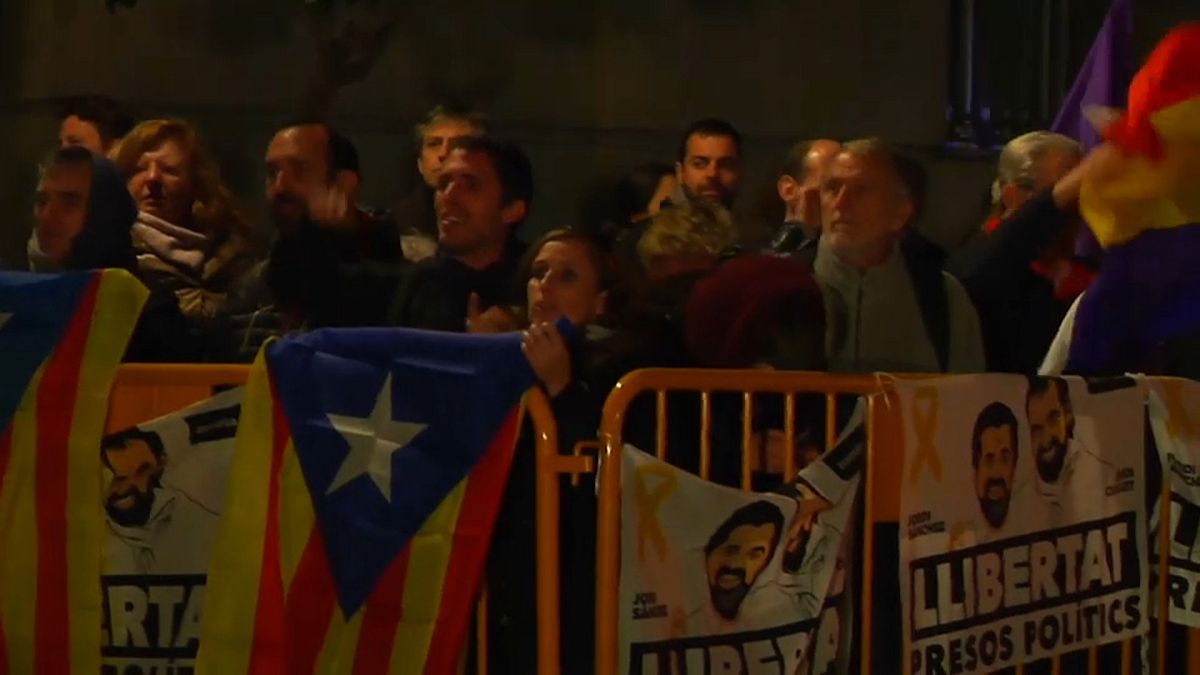 Supremo espanhol liberta sob caução deputados catalães