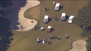 Japonya Başbakanı Şinzo Abe Trump ile golf oynarken çukura yuvarlandı