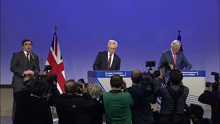 Brexit: Barnier dá duas semanas a Londres para fechar divórcio