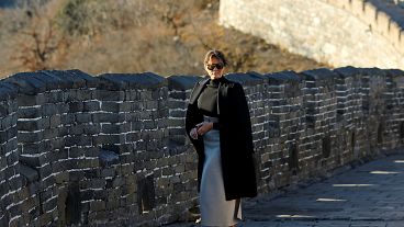 شاهد: ميلانيا ترامب تتمشى في سور الصين العظيم