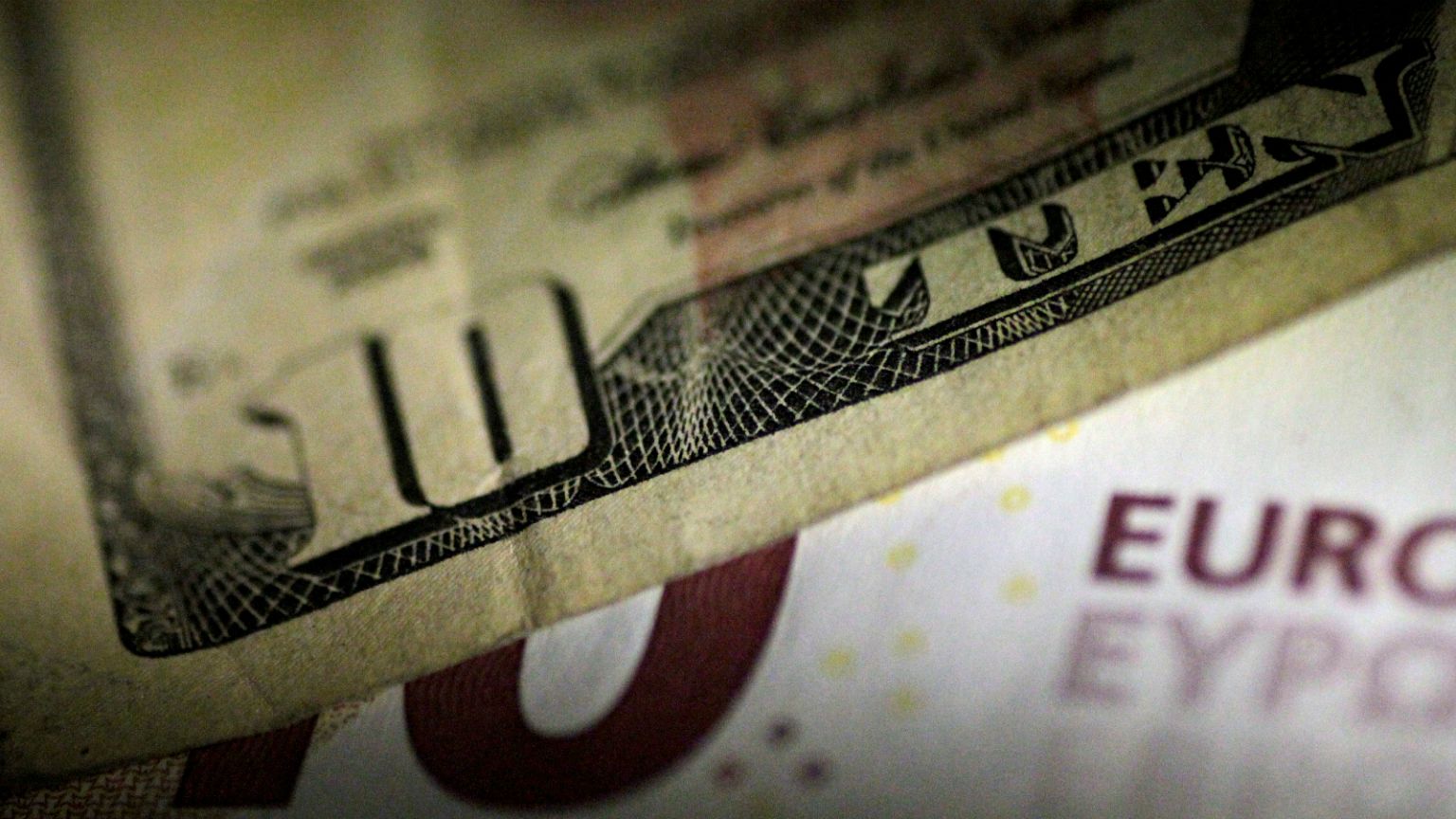 ¿Qué porcentaje de becarios recibe remuneración financiera en la UE?