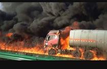 Petrol tankeri otoyolda alev aldı