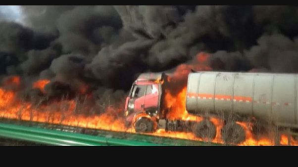 Spectaculaire incendie sur une route en Chine Spectaculaire incendie sur une route en Chine