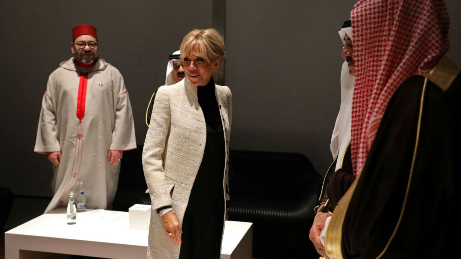 بالصور: السيدة الفرنسية الأولى محجبة في أبوظبي