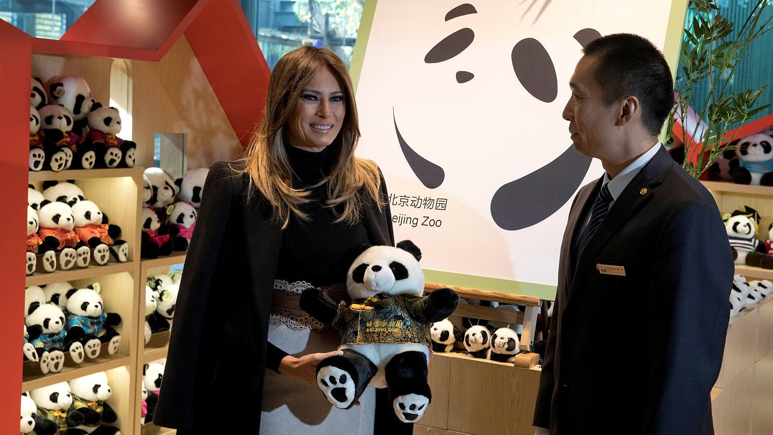 Melania Trump Çin'de hayvanat bahçesi ziyaret etti