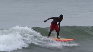Young people patronize Liberia's surfing school [no comment]