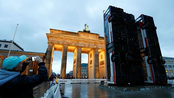 "Monument" - Drei 12 Meter hohe Busse aus Syrien in Berlin "Monument" - Drei 12 Meter hohe Busse aus Syrien in Berlin