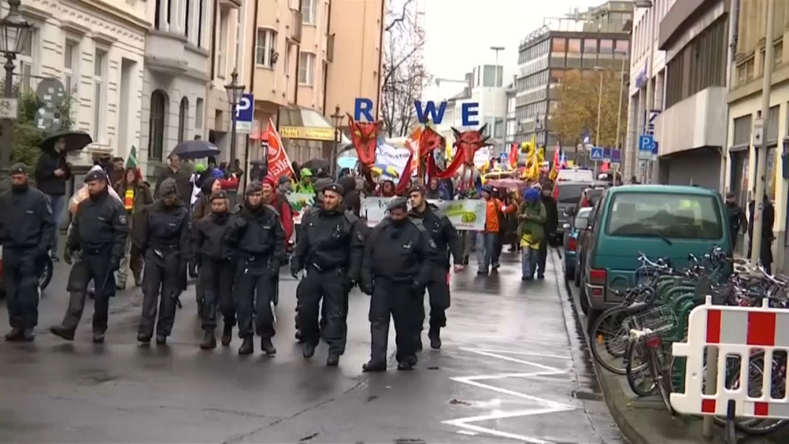 Bonn sokaklarında iki bin kişi Donald Trump'ı protesto etti