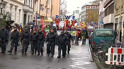 Bonn: Umweltschützer protestieren im Faschingskostüm