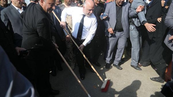بالصور.. العبادي يكنس شوارع كربلاء بالصور.. العبادي يكنس شوارع كربلاء