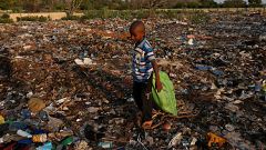 Plastik şişelerle kirlenen Kenya'nın Lamu Adası'nda ilginç bir uygulama