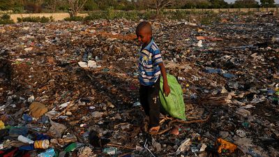 Plastik şişelerle kirlenen Kenya'nın Lamu Adası'nda ilginç bir uygulama