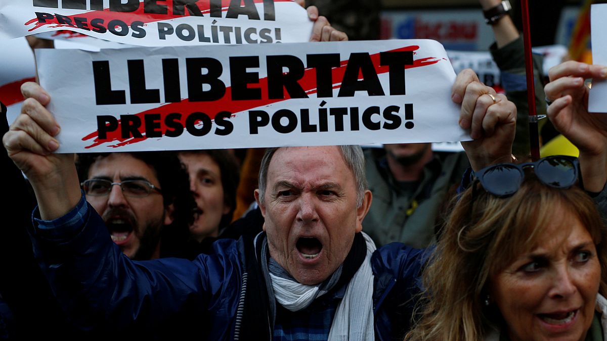 Katalanlar tutuklu siyasiler için Barselona sokaklarında yürüdü
