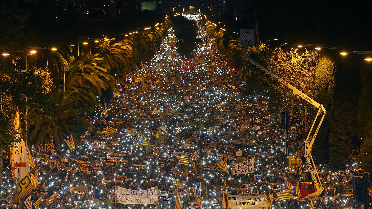 مظاهرة حاشدة في كتالونيا للمطالبة بالإفراج عن الزعماء الانفصاليين