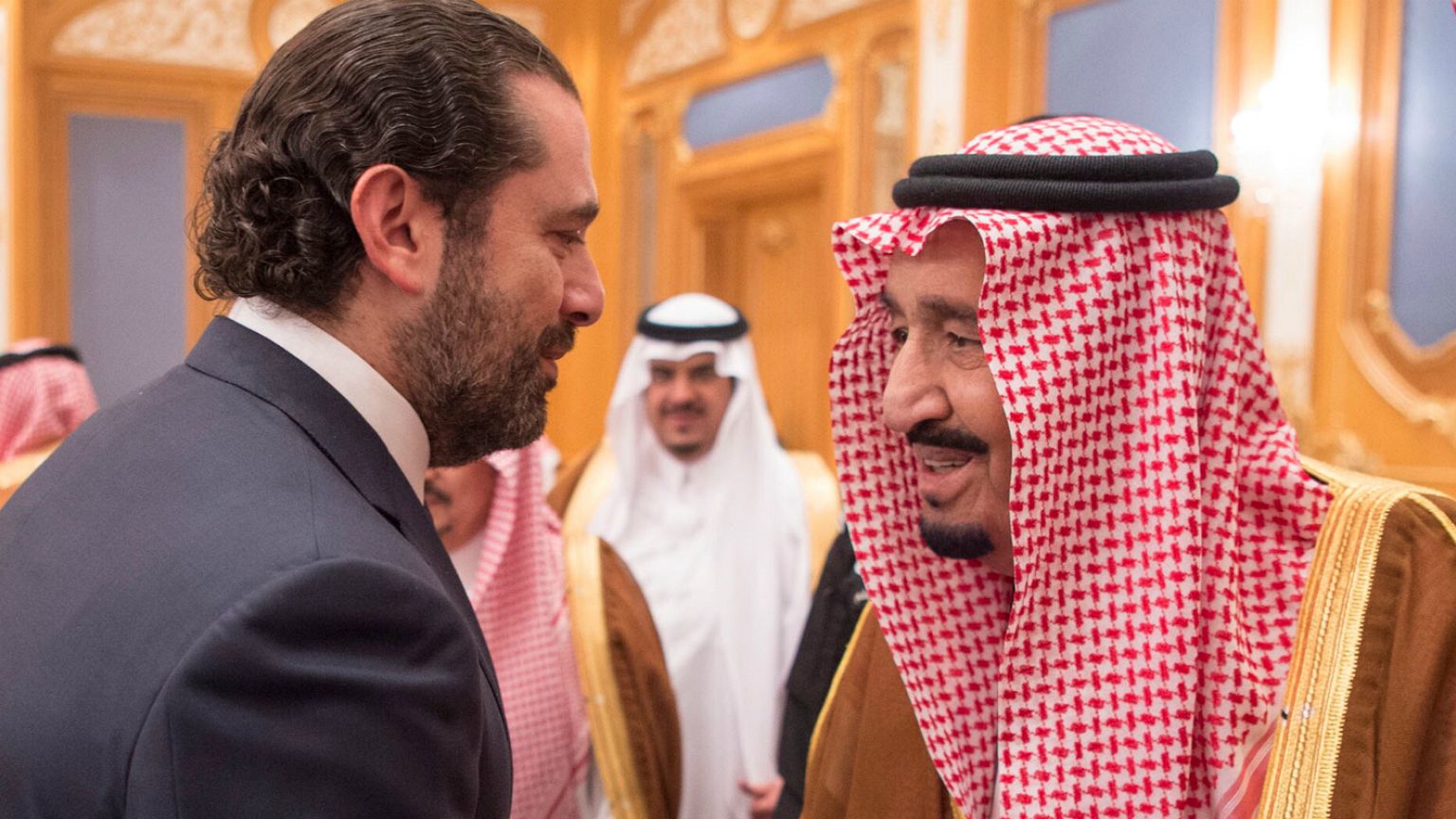 شاهد: الحريري في استقبال العاهل السعودي في مطار الرياض