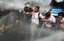 Polícia filipina usa canhões de água sobre manifestantes anti-Trump
