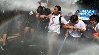 Polícia filipina usa canhões de água sobre manifestantes anti-Trump