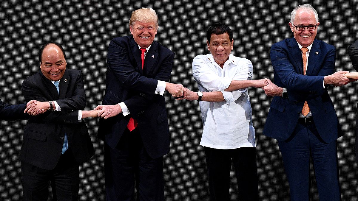 Kalt erwischt? Trump hat Probleme mit Gruppen-Handshake
