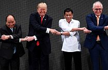 Trump a Manila: luna di miele con Duterte (ma confusione sulle strette di mano)