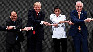 Trump a Manila: luna di miele con Duterte (ma confusione sulle strette di mano)