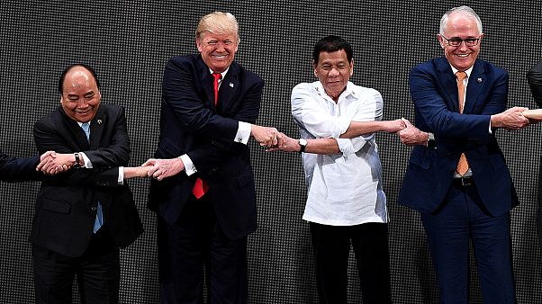 Kicsit megkavarta Trumpot az ázsia kézfogás Kicsit megkavarta Trumpot az ázsia kézfogás