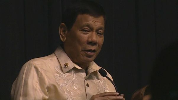 "Du bist das Licht": Duterte singt Liebeslied 'auf Befehl' von Trump "Du bist das Licht": Duterte singt Liebeslied 'auf Befehl' von Trump