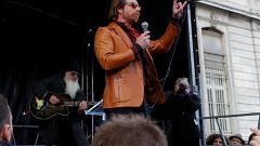 Eagles of Death Metal: Στο Παρίσι δύο χρόνια μετά τη σφαγή στο Μπατακλάν