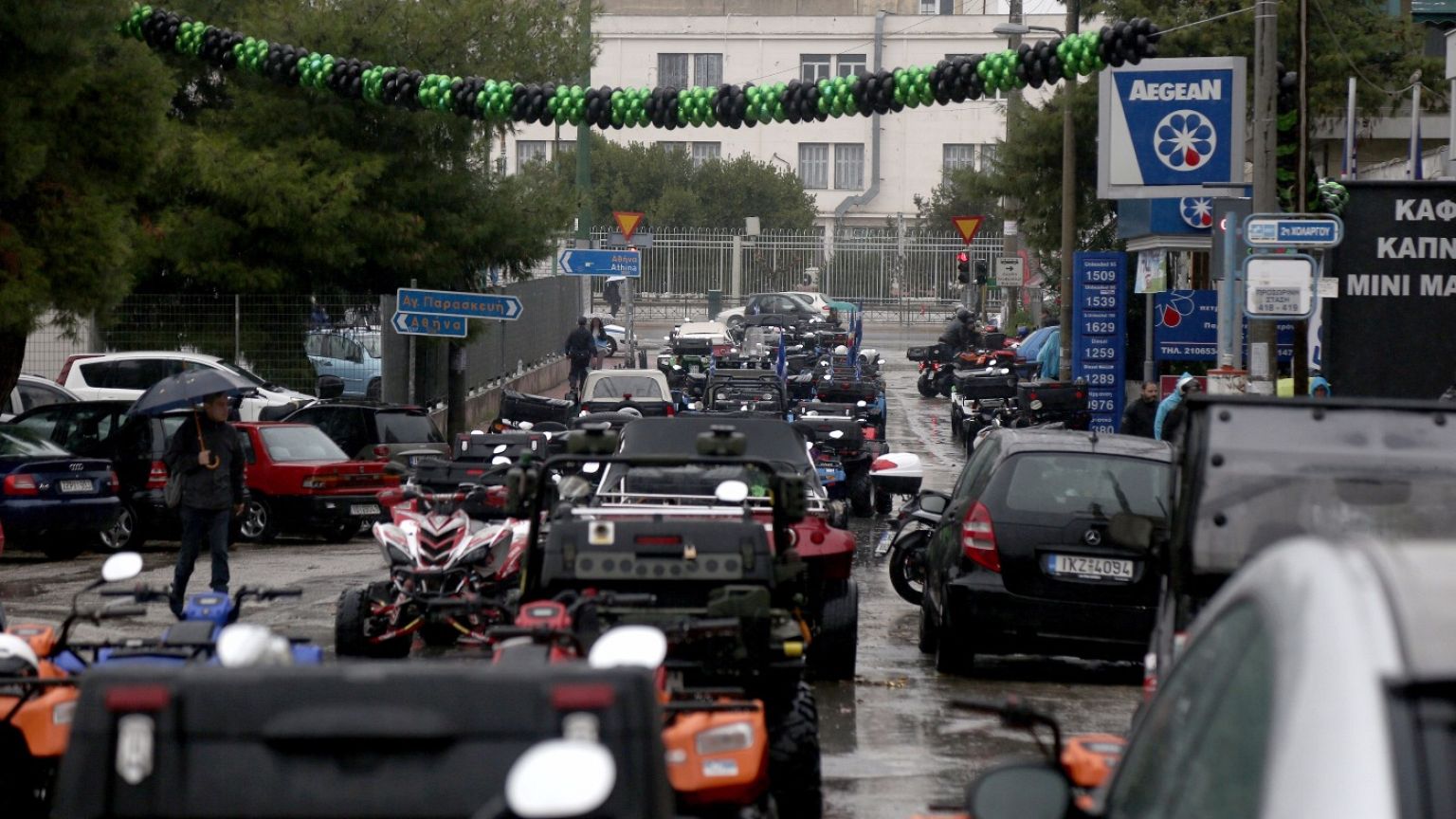 Εκατοντάδες «γουρούνες» στο υπ. Μεταφορών