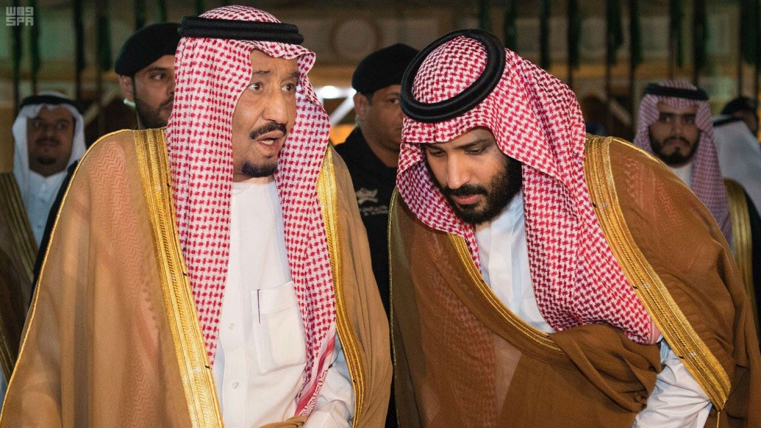 هل اقترب موعد تنازل الملك سلمان عن العرش لابنه؟